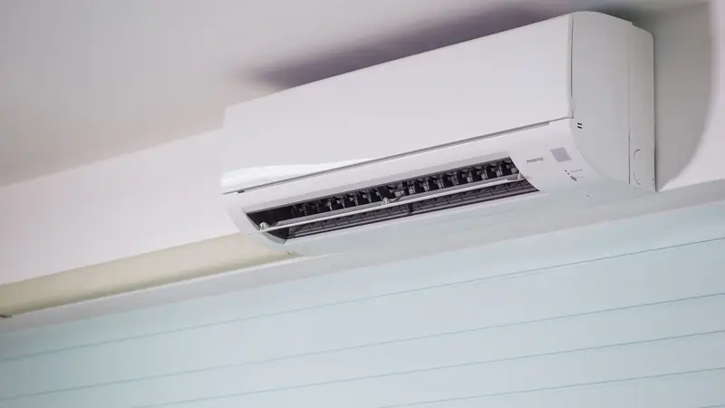 Split de aire acondicionado instalado en la pared de un ambiente